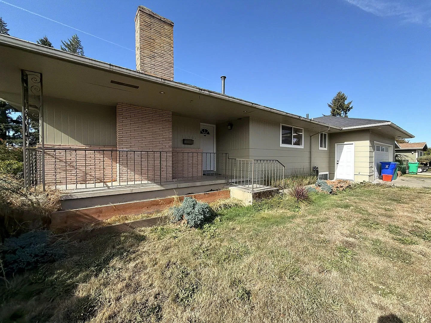 Spacious 4 Bedroom Home with Granite Kitchen, Main-Level Primary Suite, Two Living Areas & Outdoo... — Photo 1