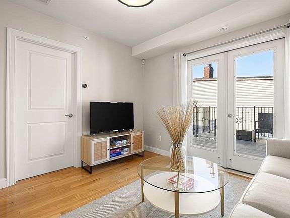 5th image of 117 M St Unit 3