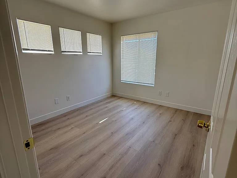 652 Avondale Dr — Photo 17
