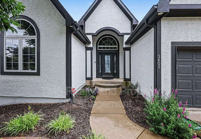 5605 NE Coral Dr — Photo 4