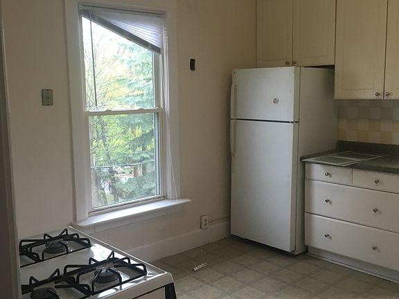 3rd image of 709 Oakdale Ave