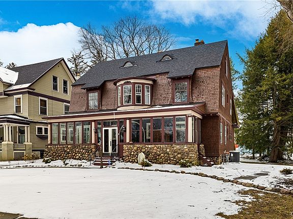 3rd image of 907 N George St