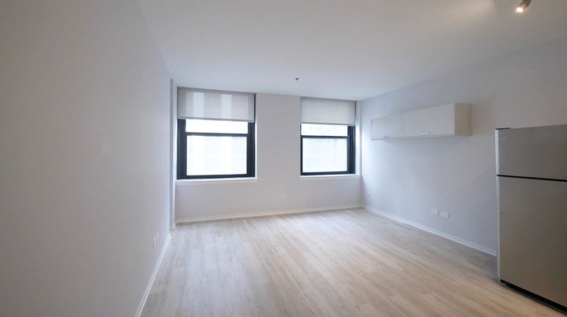 2nd image of 176 N Wells St