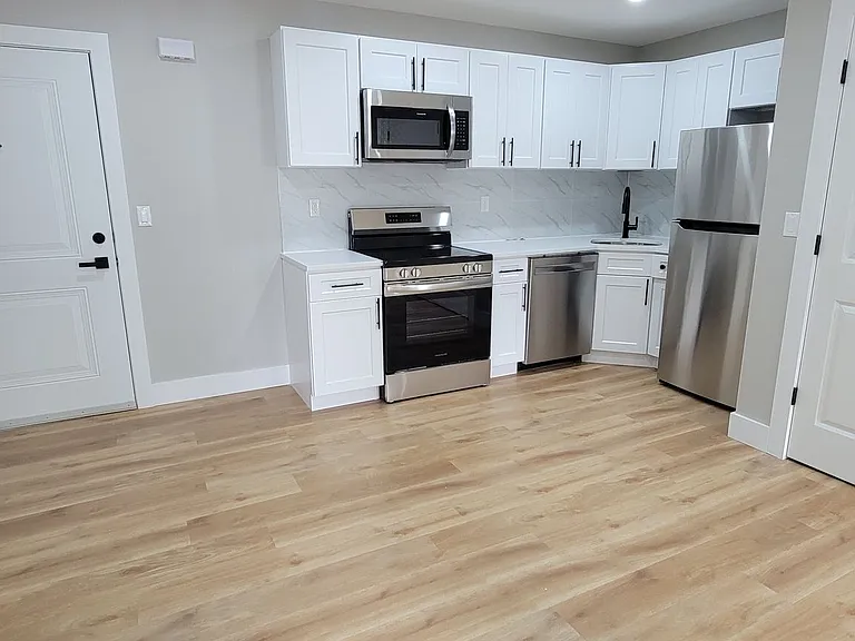 260 Bradford St — Photo 11
