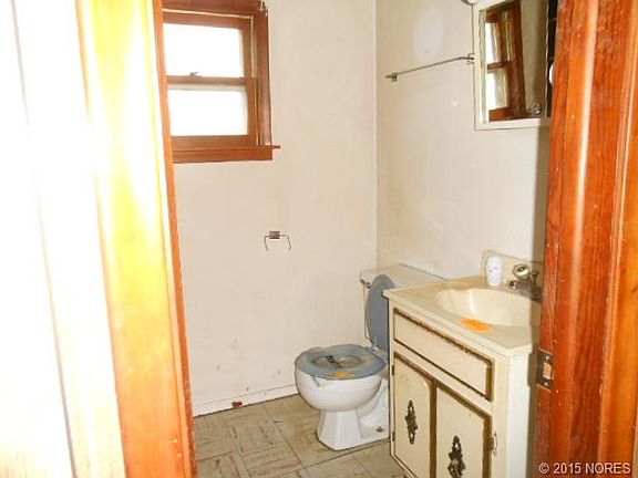 3rd image of 215 NE Rockwood Ave