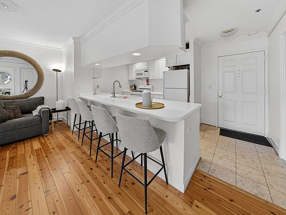Breakfast bar / kitchen