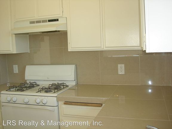5th image of 16046 Wyandotte St APT 9