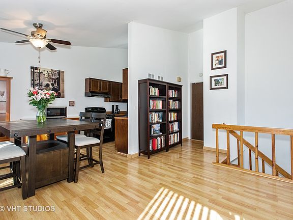 3rd image of 29W359 Thornwood Ln