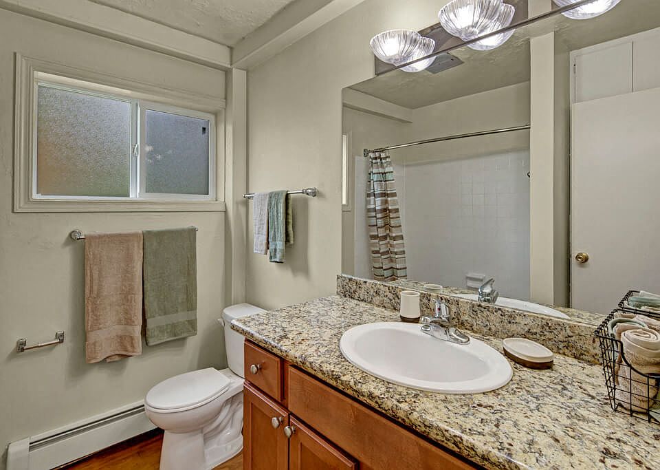 Montclair Apartments - Bathroom