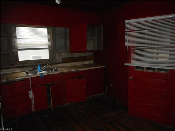 5th image of 704 Roach St
