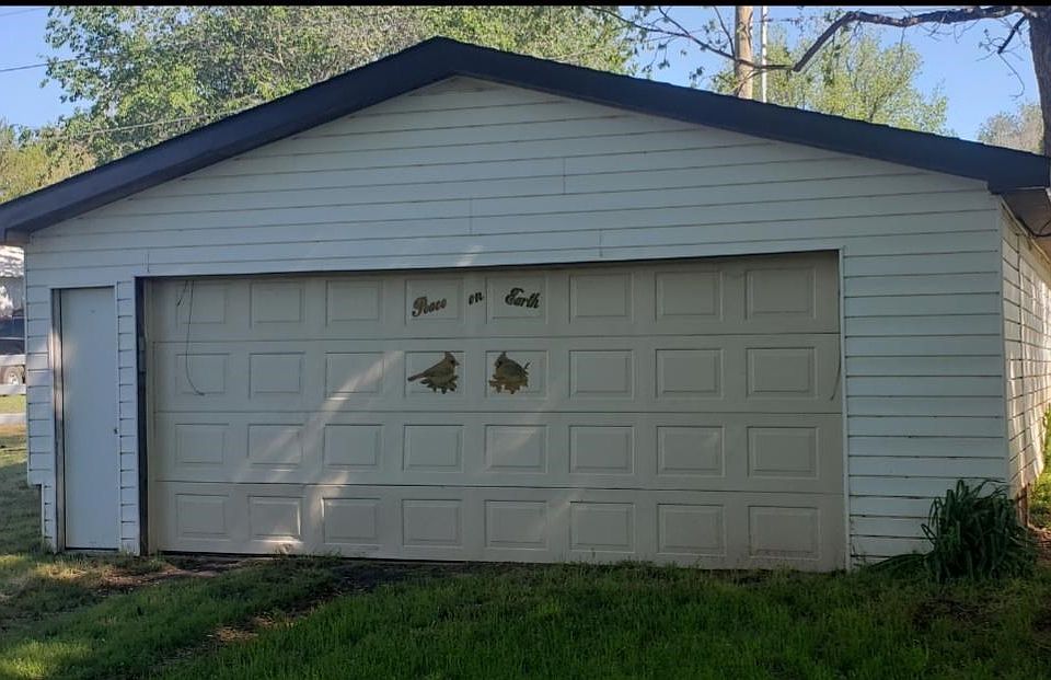 2nd image of 415 E Main St