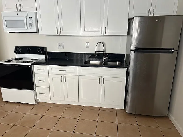 Redondo Palms — Photo 2