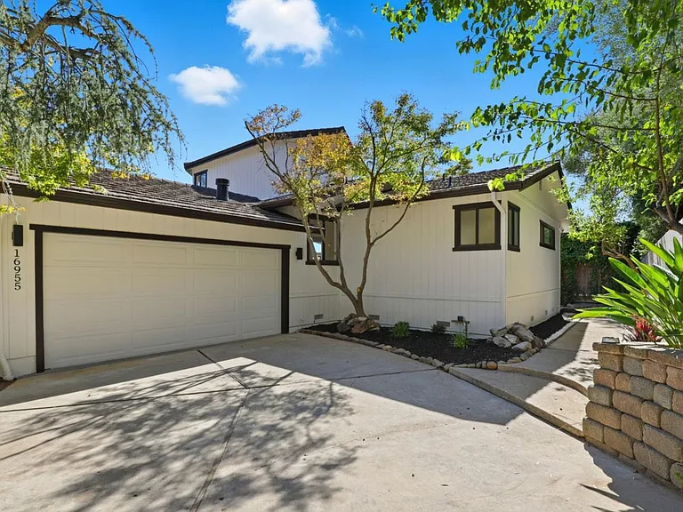 16955 Oakridge Ln — Photo 2