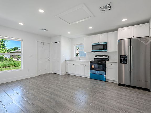 4th image of 3018 SE Iris St #2