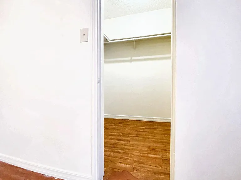 106 Hughson Ct — Photo 2