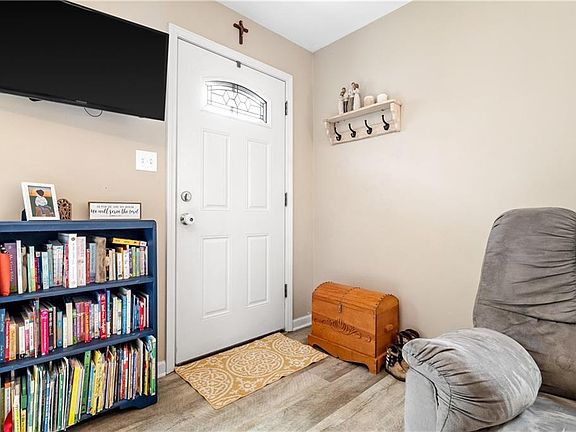 4th image of 327 Cornell Ave