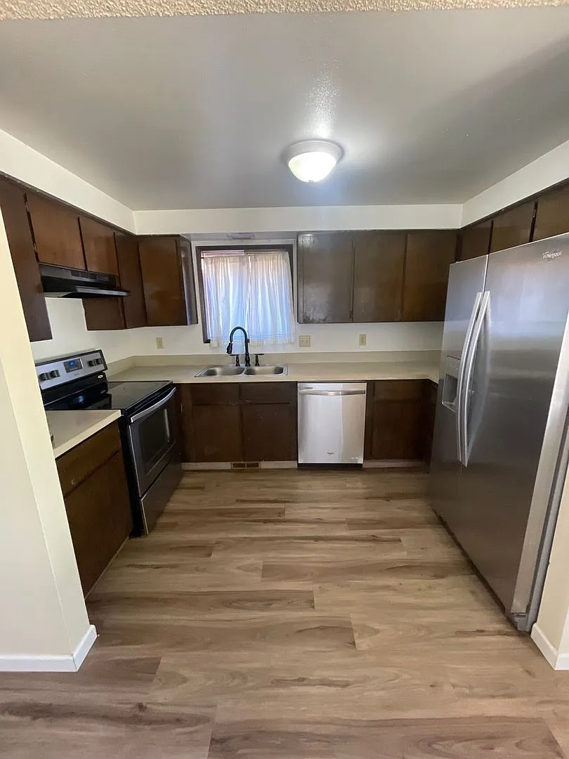 Convieniently located pet friendly 2 bedroom duplex with fresh updates! — Photo 1
