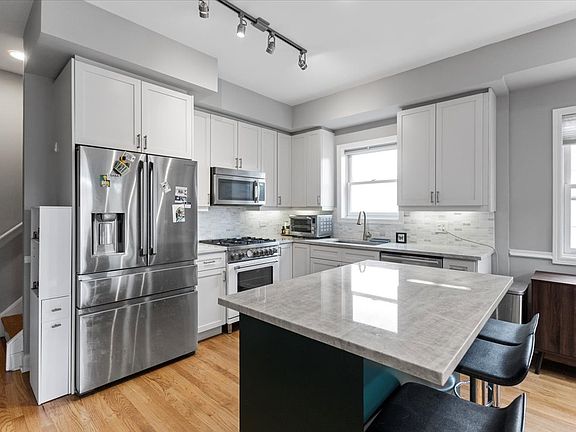 5th image of 2629 N Dayton St APT 3S