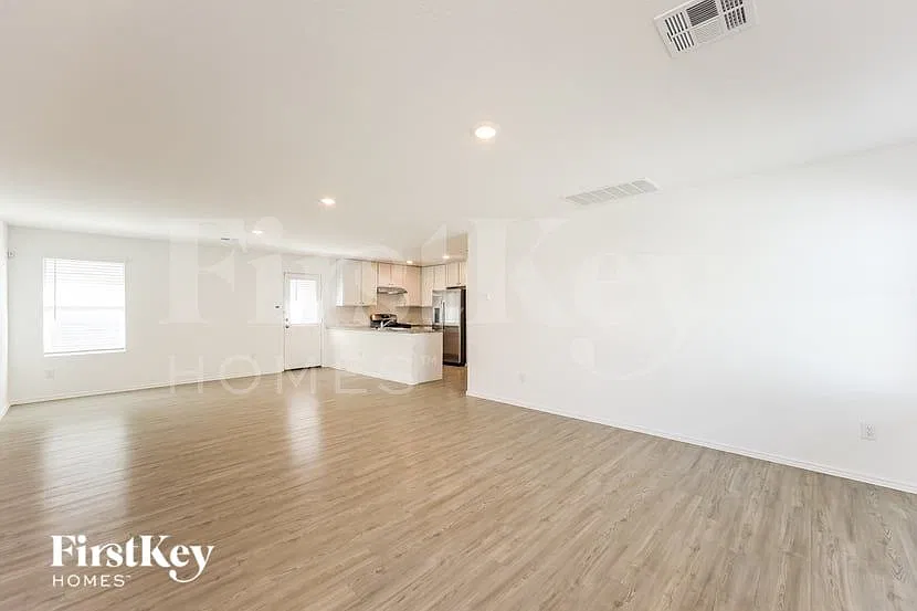 3 bed, 2.0 bath, 1440 sqft, $1,705 — Photo 3