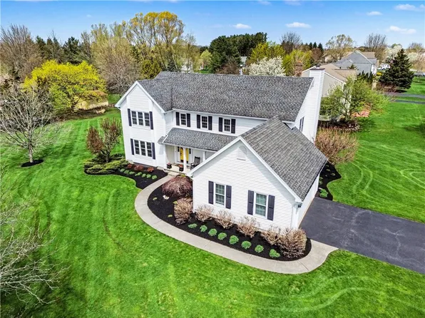 8 Wayshire Dr, Penfield, NY 14526