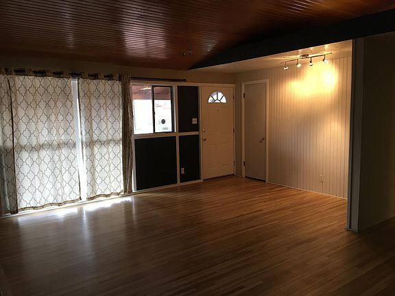 Front room/entry
