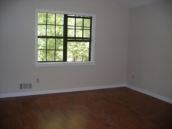 5th image of 1425 Silver Lake Dr