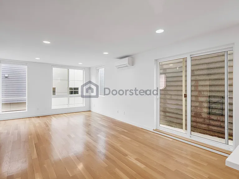 4226 Evanston Ave N — Photo 9