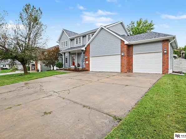 2811 Leigh Ln, Papillion, NE 68133