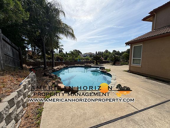 4th image of 424 Crescent Dr
