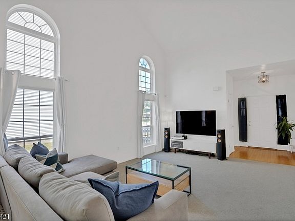 4th image of 48 Cartier Dr