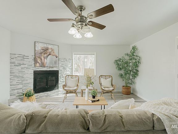 4th image of 293 E Avenue B