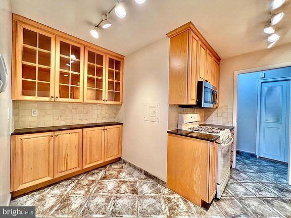 3rd image of 10500 Rockville Pike Unit 401