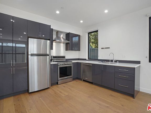 5th image of 2415 Cloverfield Blvd #B