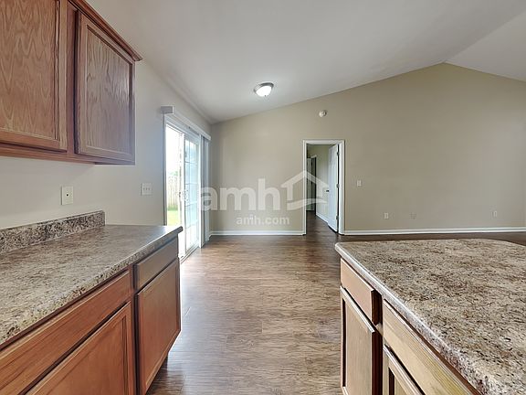 4th image of 414 Woodford Way
