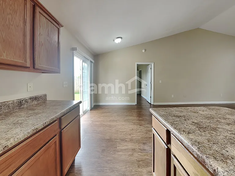 414 Woodford Way — Photo 4