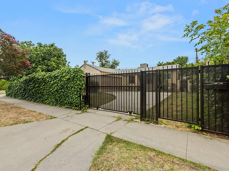 18418 Sylvan St — Photo 3
