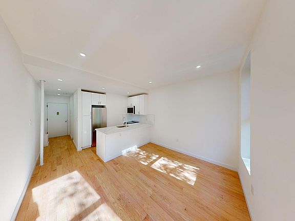 4th image of 211 E 5th St #15