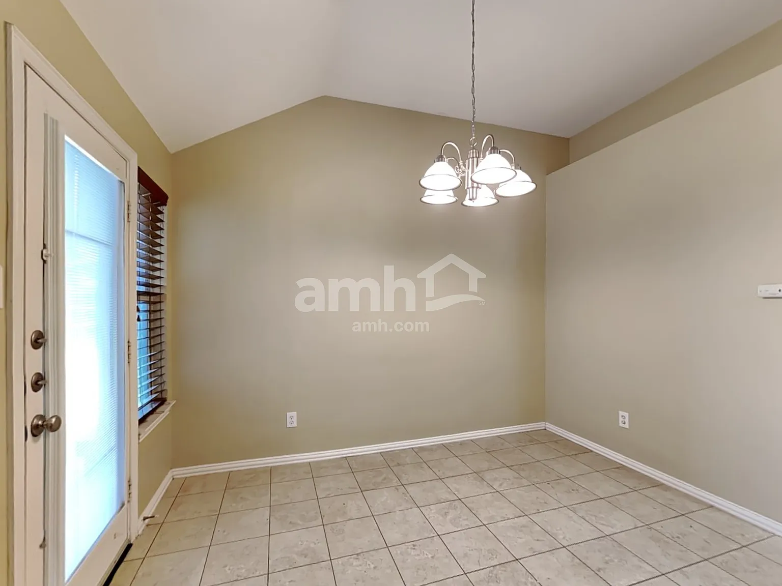 3 bed, 2.0 bath, 1687 sqft, $2,400 — Photo 4
