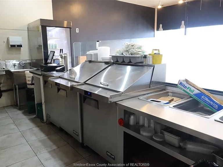 421 Sandwich St S #2 — Photo 9