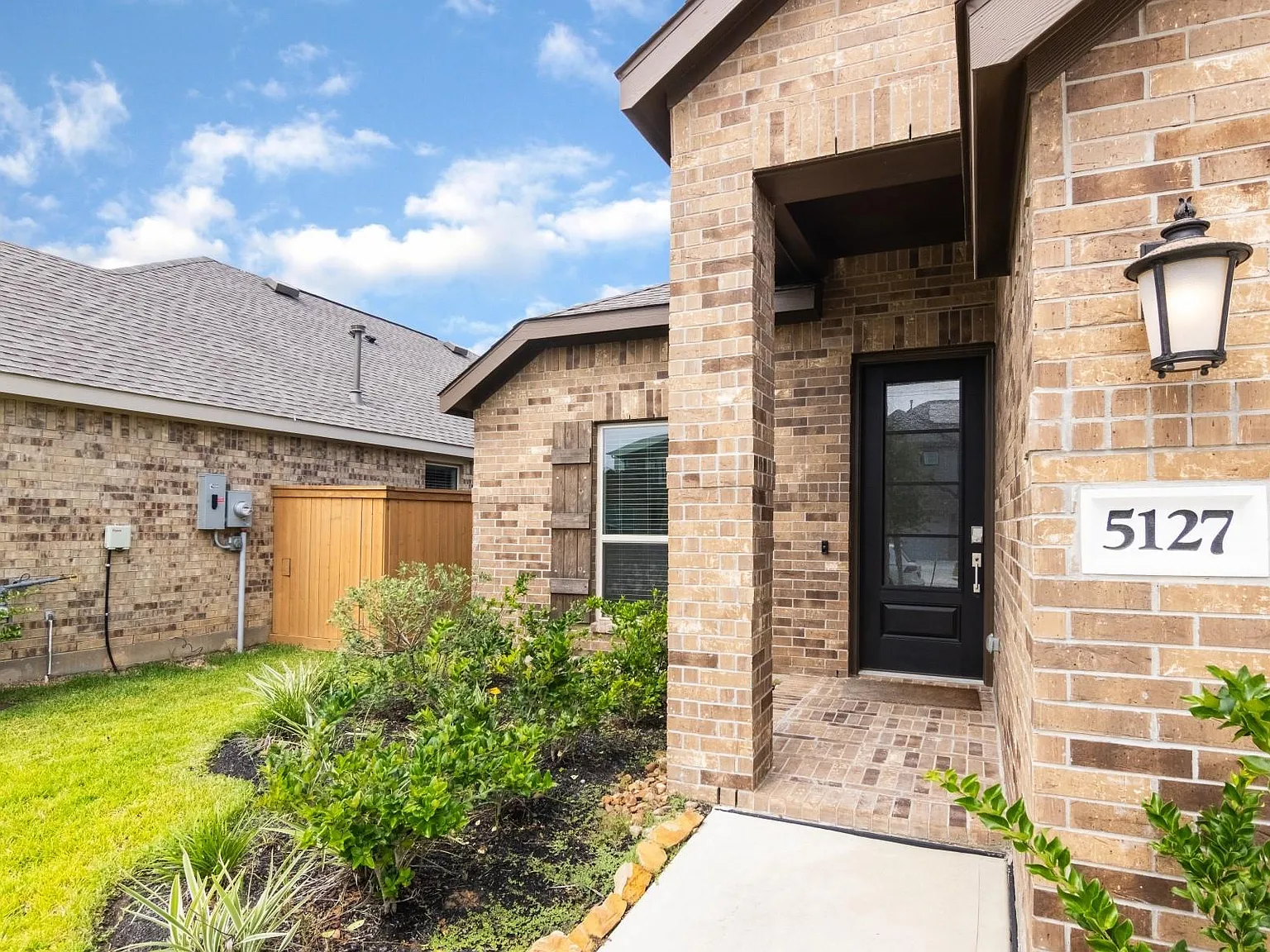 3 bed, 2.0 bath, 1689 sqft, $2,300 — Photo 4