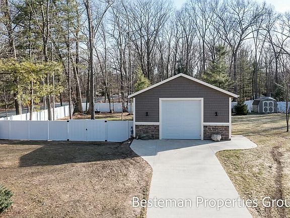 3rd image of 2773 Parkland Dr