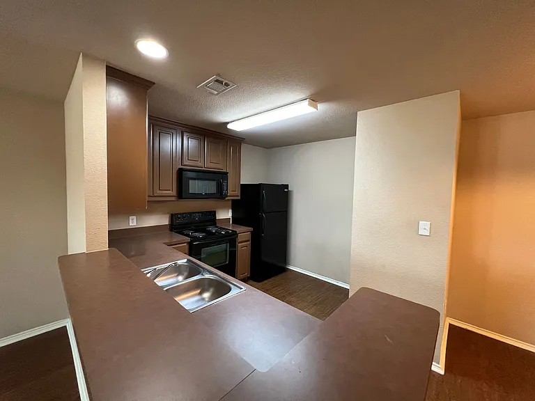 2701 Lovers Ln — Photo 8