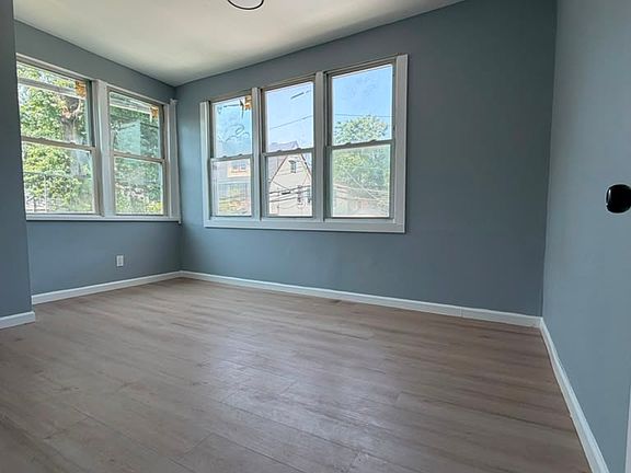 3rd image of 100 Smith St Floor 3