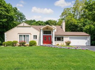 114 Westwood Cir, Roslyn Heights, NY 11577