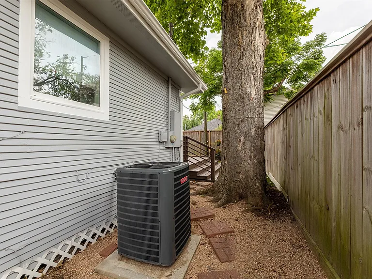 1120 Winston St — Photo 7