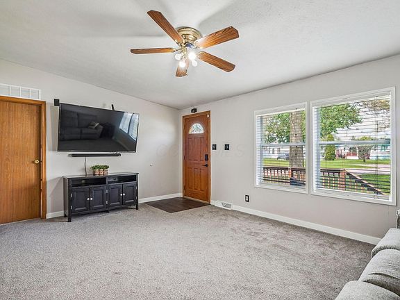 5th image of 102 Woodcrest Dr