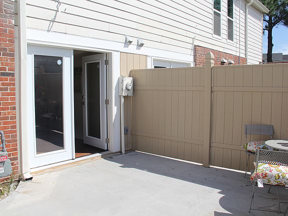 3rd image of 909 Holcomb Pl