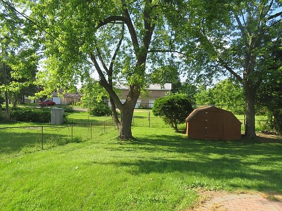 3rd image of 33 E Newport Ave
