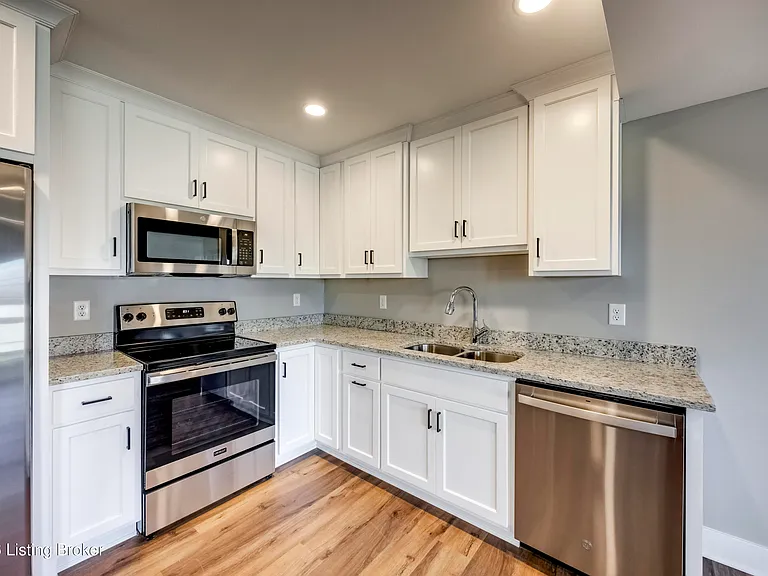 114 N Elm Grove Ave — Photo 13