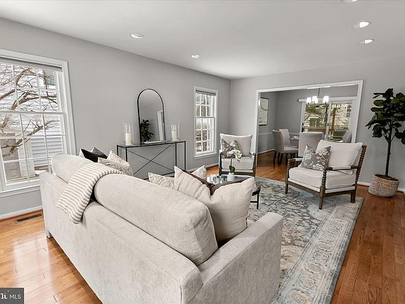 5th image of 4 Hollyberry Ct